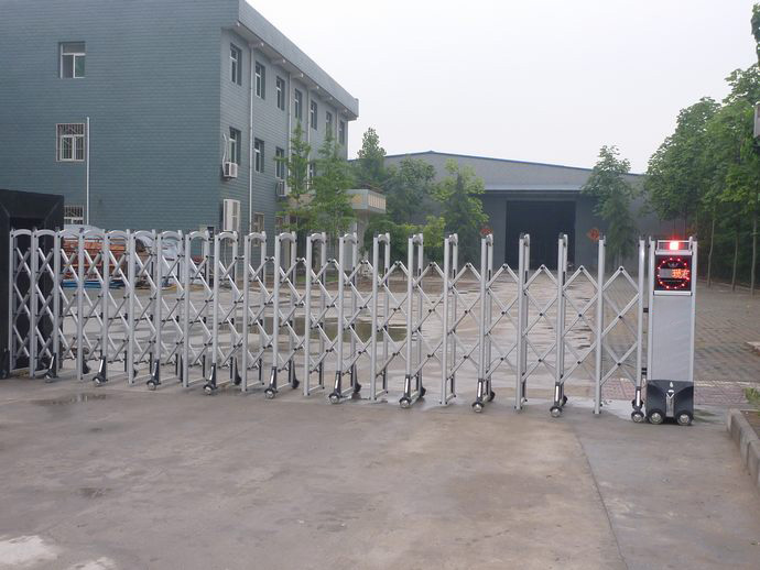 辉途汽修厂电动伸缩门项目(图1)